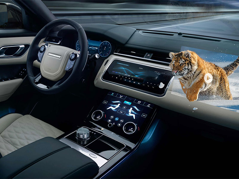 "جاكوار لاند روڤر" تطور تجربة غامرة ثلاثية الأبعاد داخل السيارة من خلال شاشة الزجاج الأمامي